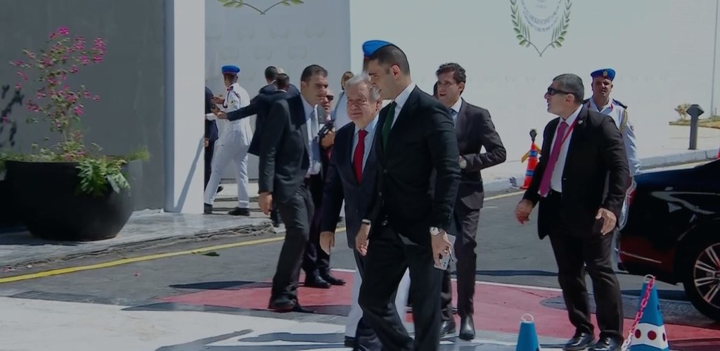 الأمين العام للأمم المتحدة أنطونيو غوتيريش (يسار) يصل إلى مدينة شرم الشيخ المصرية لحضور قمة السلام.